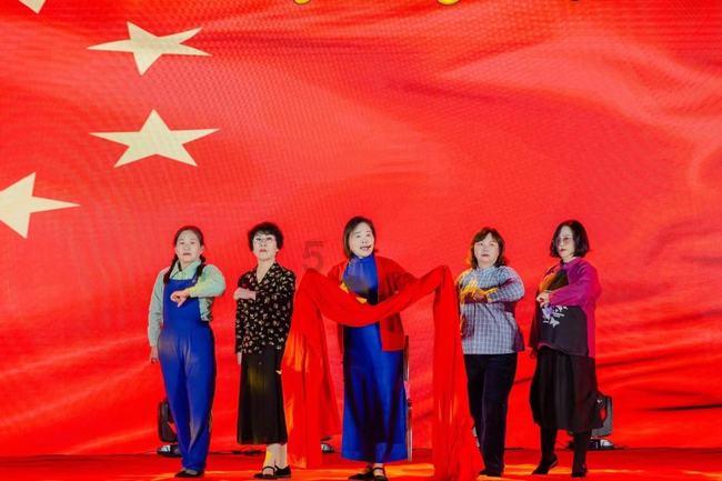 对于不少家里有娃的家庭来说换季就像“魔咒”，怎么给娃穿衣才是正确的？游戏画面